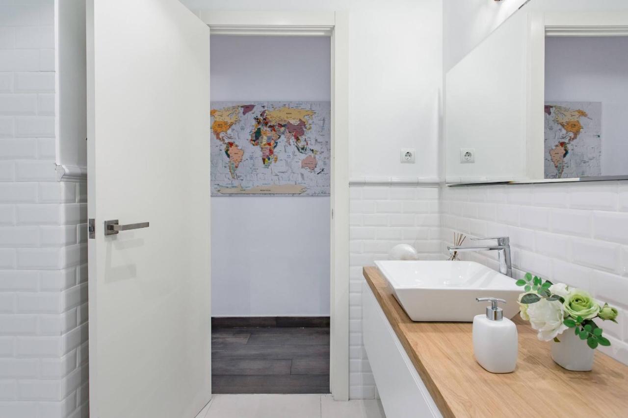 Stylish Apartment With Terrace For Couple Or Family Barcelona Exteriör bild