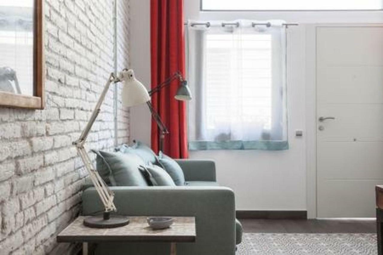 Stylish Apartment With Terrace For Couple Or Family Barcelona Exteriör bild